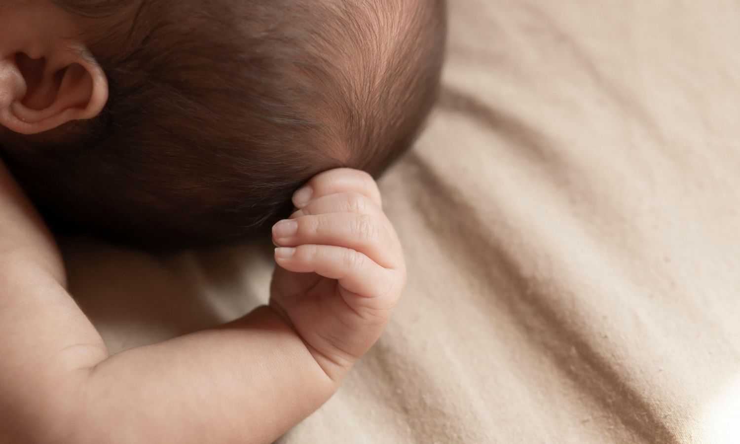 Pourquoi mon bébé se gratte-t-il l'oreille ?