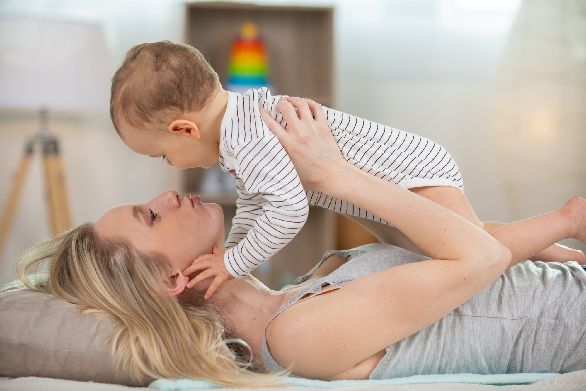 Idées cadeaux post-partum : 20 attentions qui font vraiment plaisir