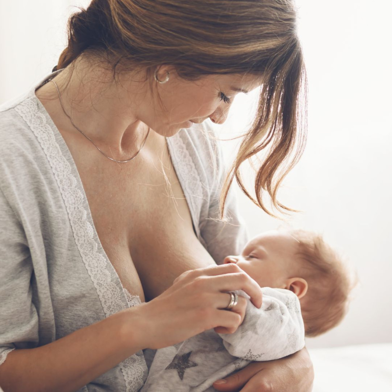 Maux de ventre nouveau-né dû à l'allaitement : causes et conseils
