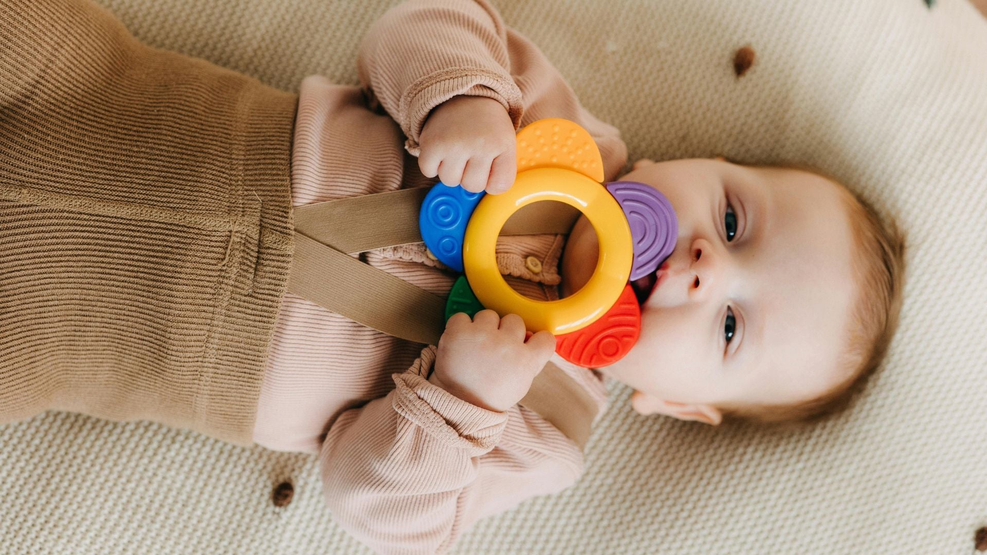 Les symptômes de la poussée dentaire chez le bébé