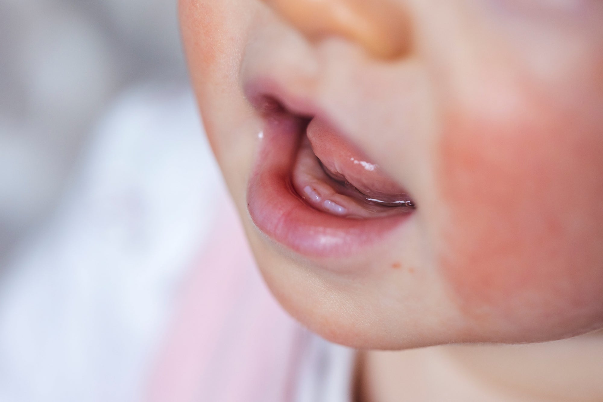 Comment savoir si bébé fait ses dents ? Les signes qui ne mentent pas