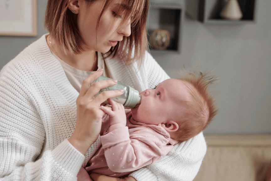 Bébé se tortille et pleure pendant le biberon : que faire ?
