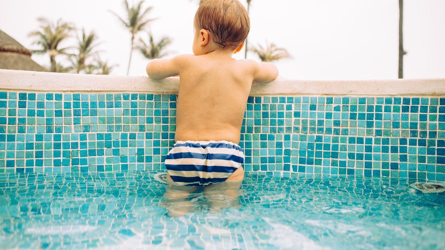 Bébé à la piscine : âge, température et soins après la baignade