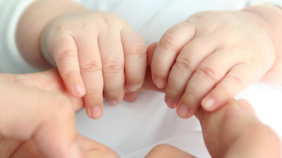 Pourquoi bébé a les mains froides ? Faut-il s'inquiéter