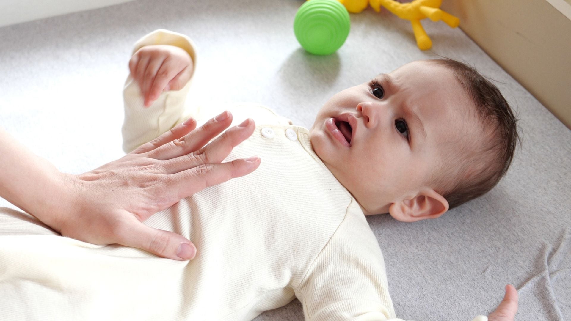 Comment soulager les colique de bébé : conseils efficaces en 2025