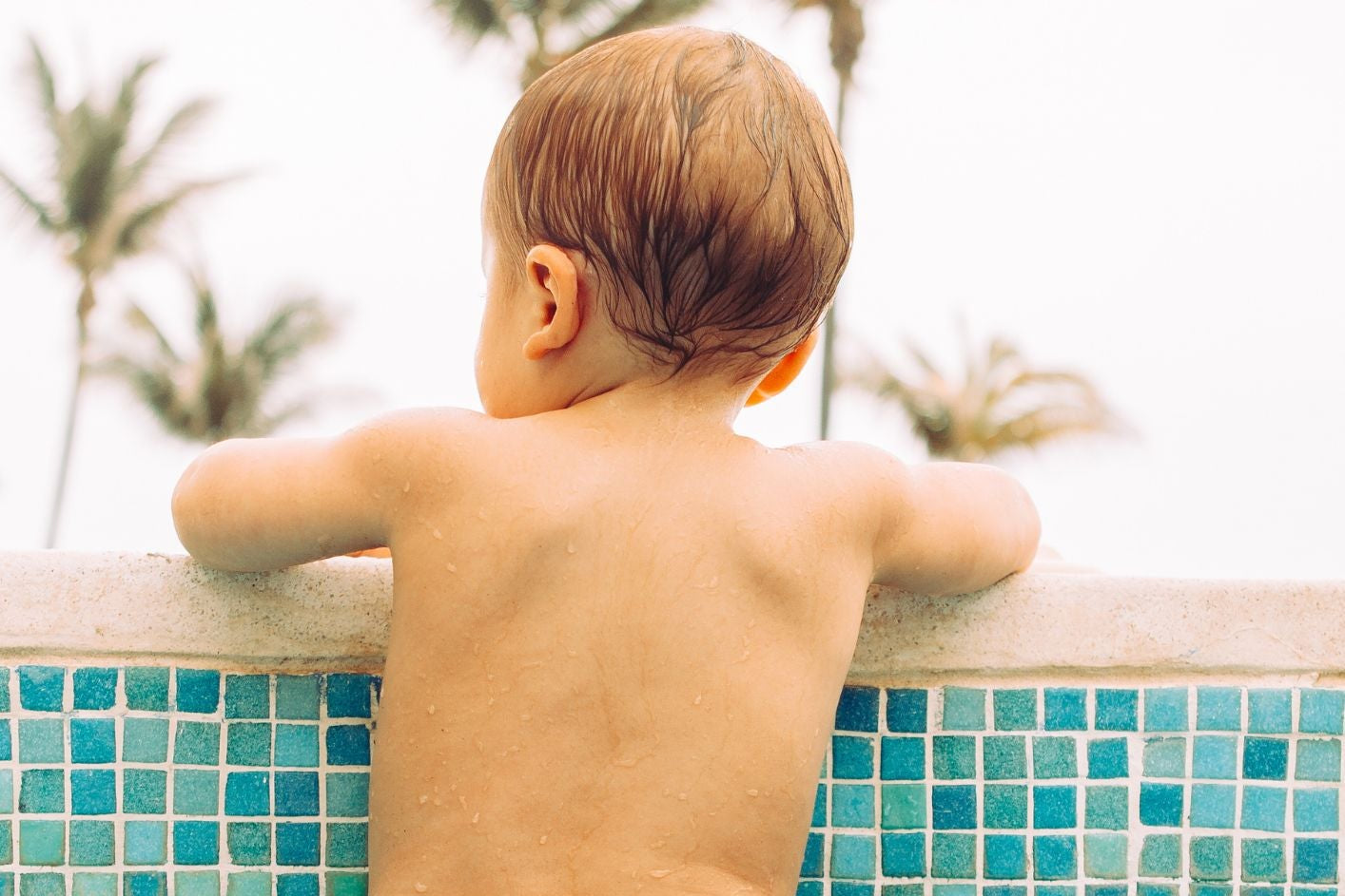 Bébé à la piscine : âge, température et soins après la baignade