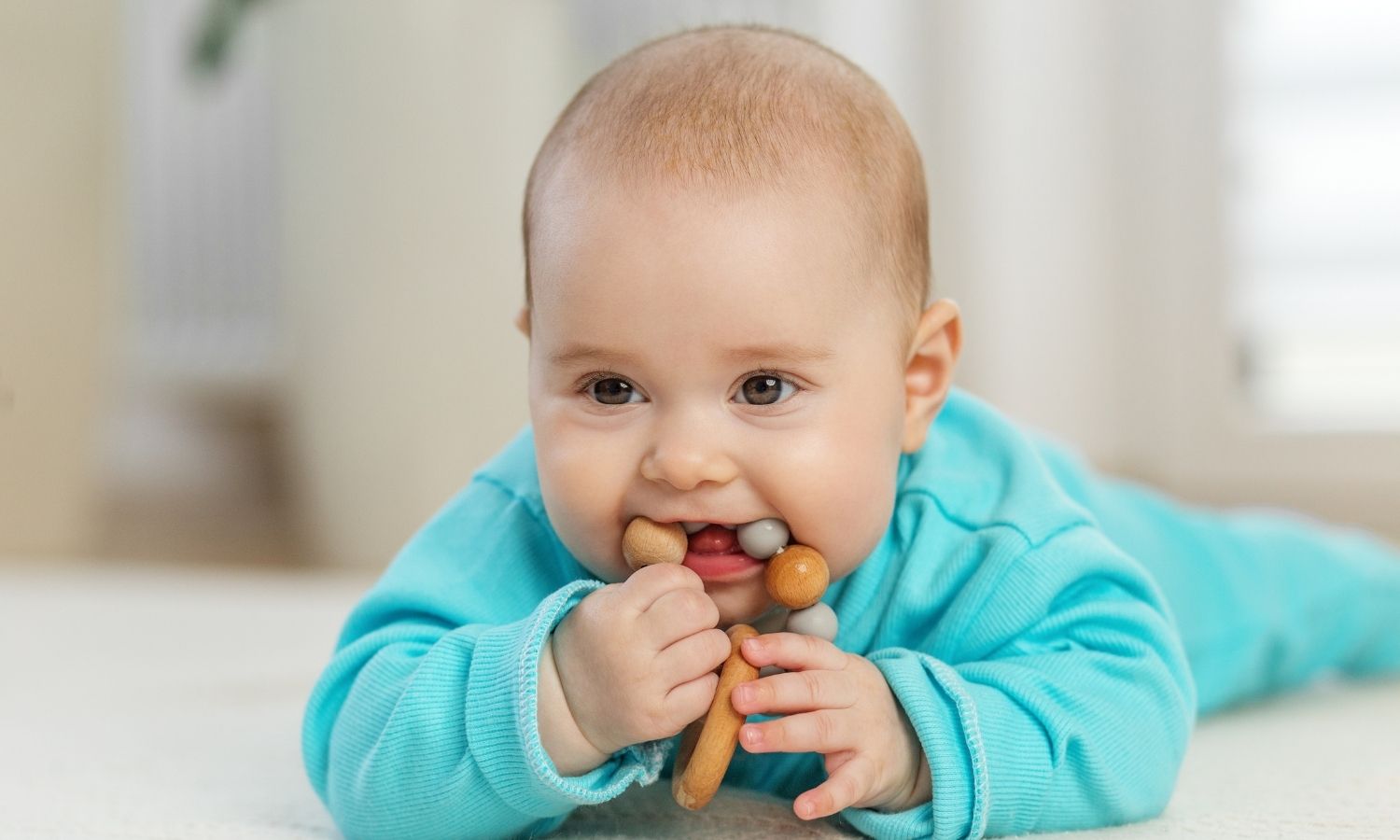 À quel âge apparaissent les premières dents de bébé ?
