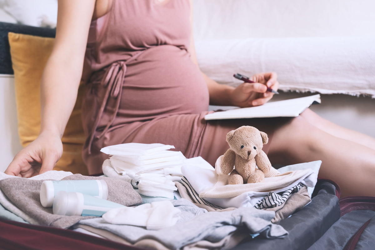 Valise pour la maternité : liste complète maman et bébé