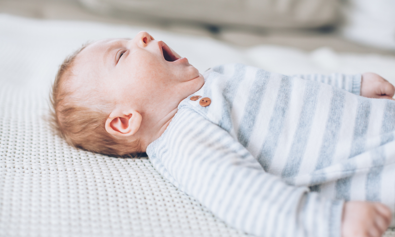Sommeil bébé 2 mois : rythme, siestes, nuits et sécurité du lit