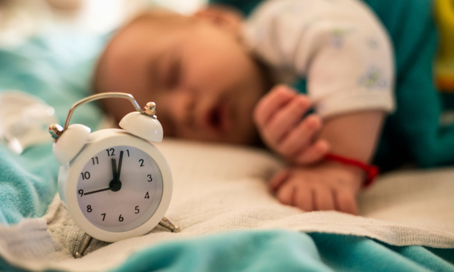 Sommeil de bébé à 8 mois : rythme, siestes et réveils nocturnes