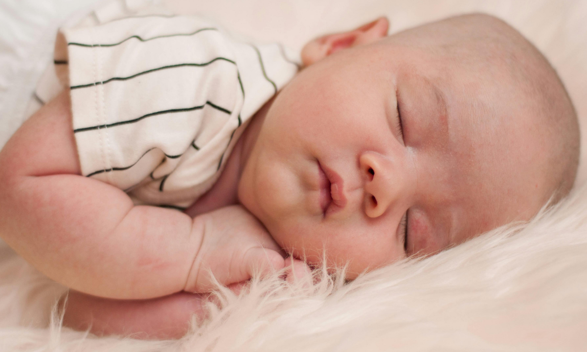 Réveil de bébé : nuits agitées, matins trop tôt et réveil éducatif