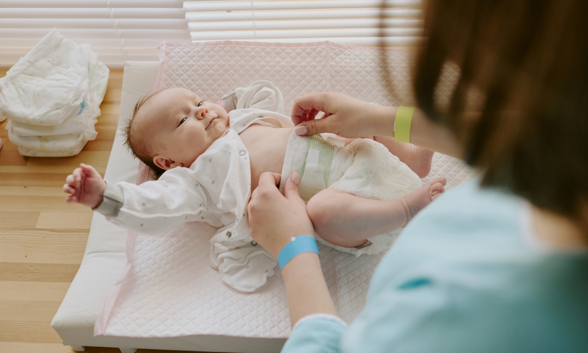 Irritation entre les fesses de bébé : causes, soins et prévention