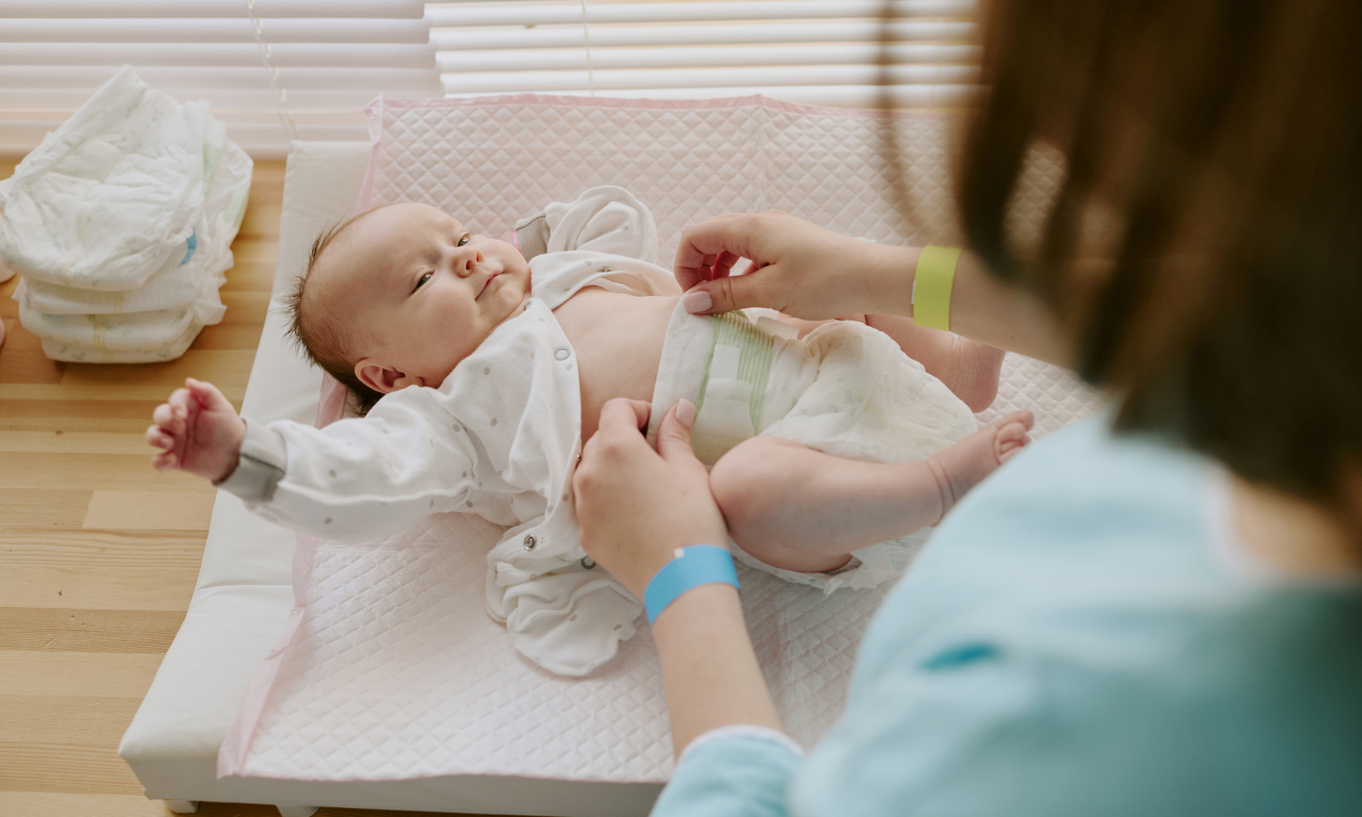 Irritation entre les fesses de bébé : causes, soins et prévention