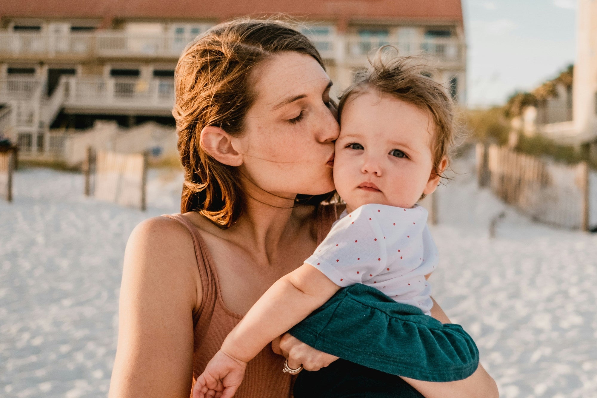 Comment bien porter bébé : le guide pour parents débutants